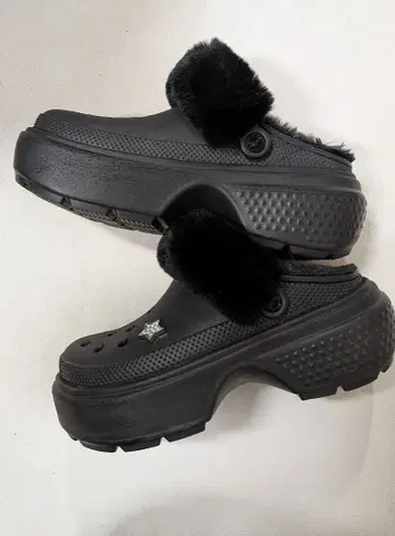 퍼 달린 블랙 클로그 샌들