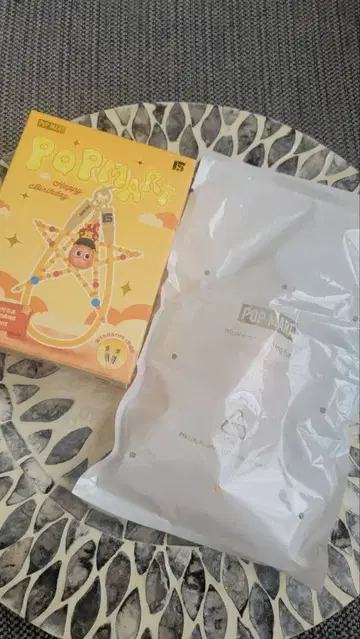 정품 POP MART Happy Birthday Cable Pendant