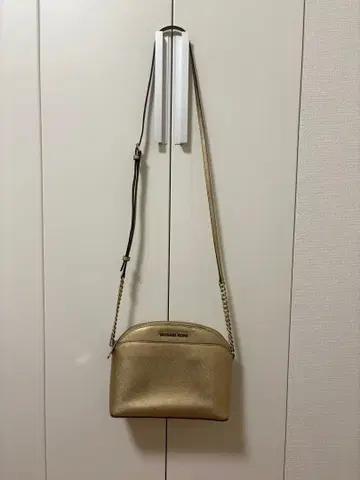 MICHAEL KORS 골드 숄더백