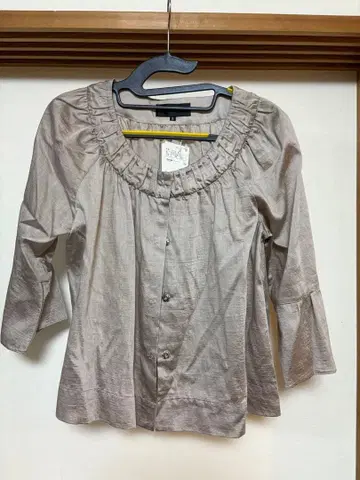 UNTITLED 베이지 프릴 넥 셔츠 사이즈 2