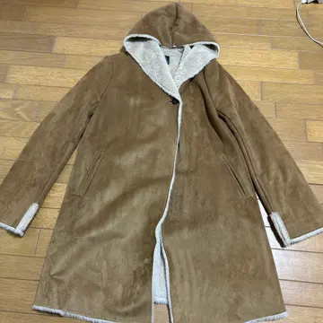 후드 부착 무스탕 코트 카멜