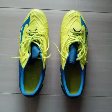 미즈노 REBULA 축구화 (스터드 밑창)