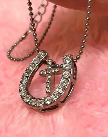 말편자 크로스 목걸이