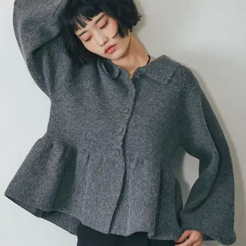 ANOTHERS 밑단 프릴 페플럼 카라 부착 가디건