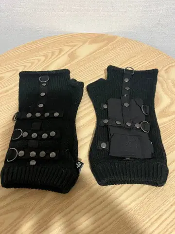 ILLIG 스터드 장식 블랙 니트 핑거리스 그로브 이리구