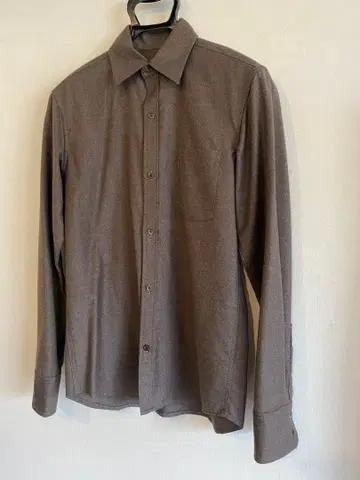 AKM 브라운 긴팔 셔츠 가슴 포켓 부착