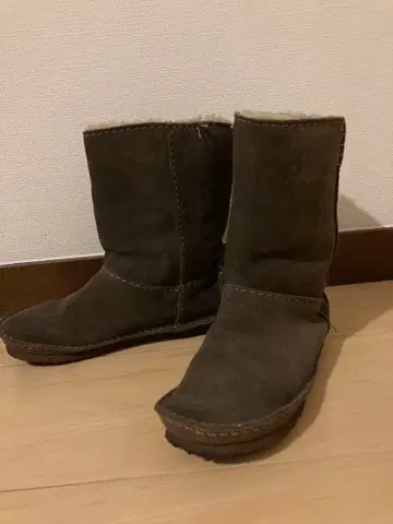 클락스 다크 그레이 어그 부츠