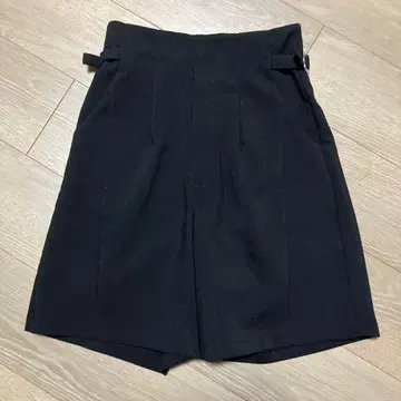 카프리슈 레마쥬 사이드 벨트 숏팬츠