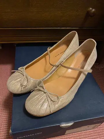 새상품급 츠모리치사토 골드 계열 펌프스