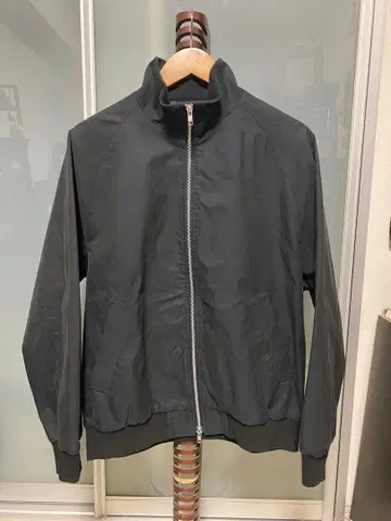 블랙 스탠드 카라 점퍼