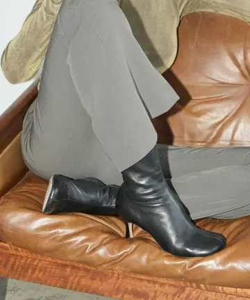 CLANE 라운드 토 숏 부츠 블랙