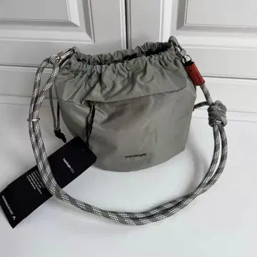 topologie 올리브 그린 숄더백