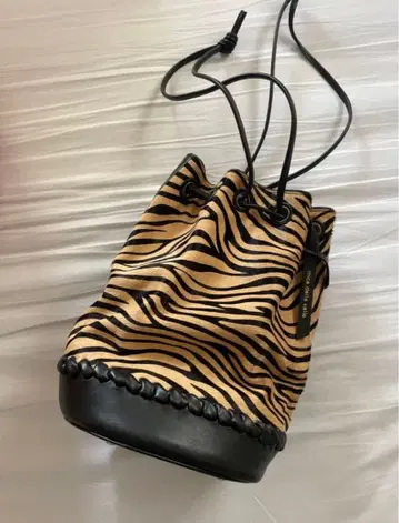 mica della valle 제브라 패턴 숄더백 새상품급