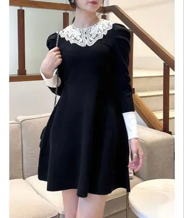 레이스 달린 옷깃의 블랙 미니 원피스