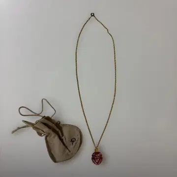 사츠마 키리코 빨간색 목걸이