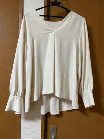 화이트 V넥 셔츠 긴팔