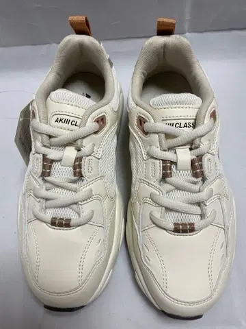 AKIII CLASS 화이트 스니커즈