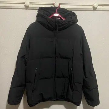 블랙 후드 부착 다운 자켓