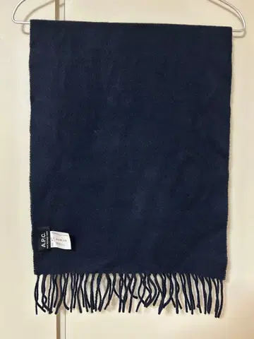 A.P.C. 네이비 프린지 머플러