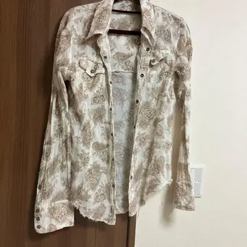 페이즐리 무늬 긴팔 셔츠 크림색