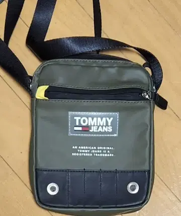 TOMMY JEANS 올리브 그린 숄더백