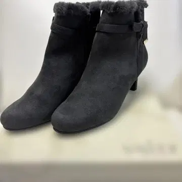 unity 퍼 달린 블랙 스웨이드 부티 중간 힐