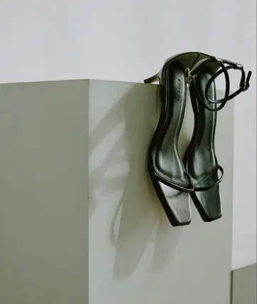 anuans 스퀘어토 내로우 바 샌들