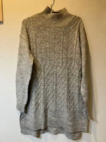 그레이 케이블 짜임 하이넥 롱 스웨터