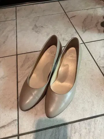 RIZ 베이지 중간 힐 펌프스