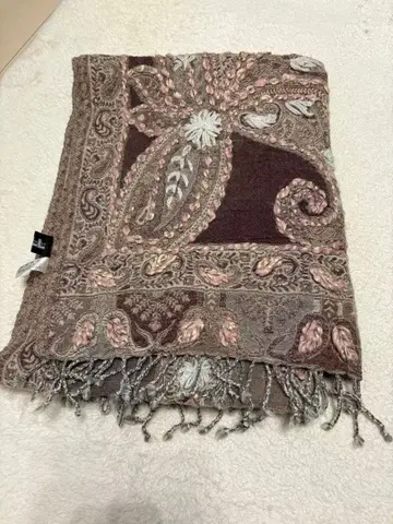 질스튜어트 페이즐리 무늬 브라운 스톨