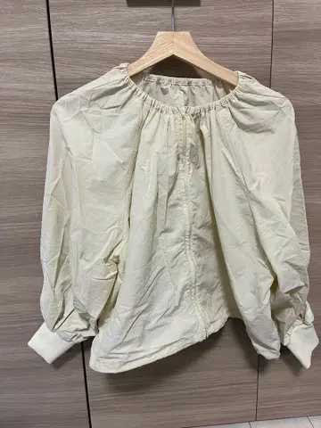 LOWRYS FARM 크림색 벌룬 슬리브 상의