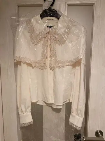 이노센트 월드 케이프 달린 세실 블라우스 시착만 한 상품