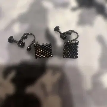 블랙 격자무늬 스터드 귀찌