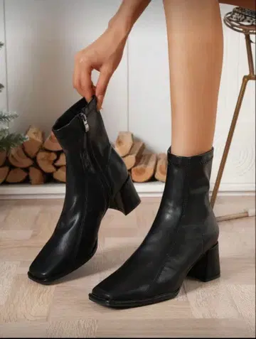 블랙 가죽 느낌 스퀘어토 부츠