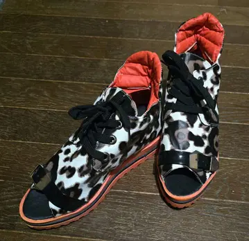 레오파드 무늬 오픈토 하이컷 스니커즈