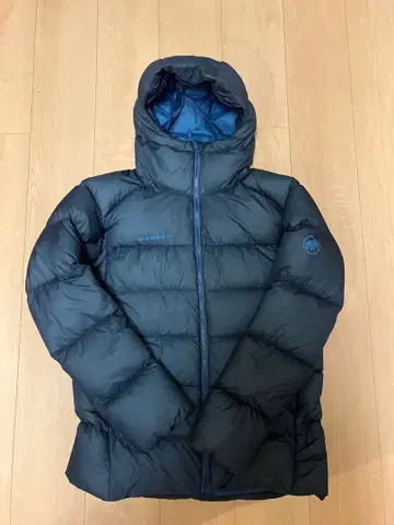 새상품급 MAMMUT 다운