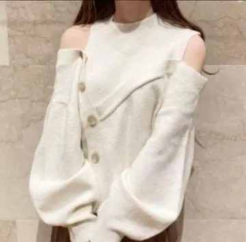 [새상품급] 오픈 숄더 버튼 니트 풀오버