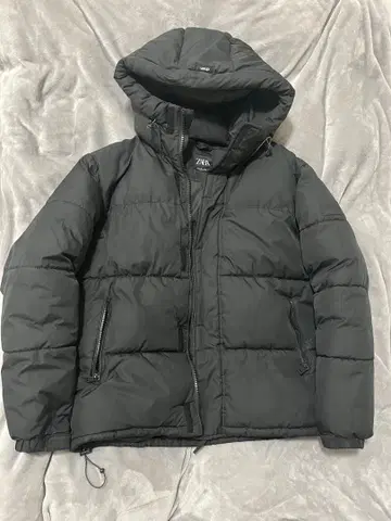 ZARA 블랙 다운 자켓 후드 부착