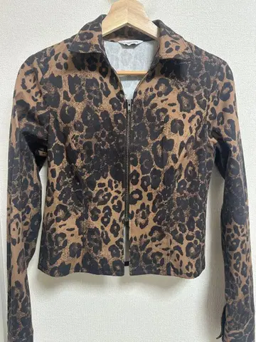 레오파드 무늬 지퍼 달린 자켓