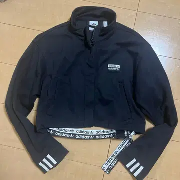 adidas 크롭 자켓 블랙