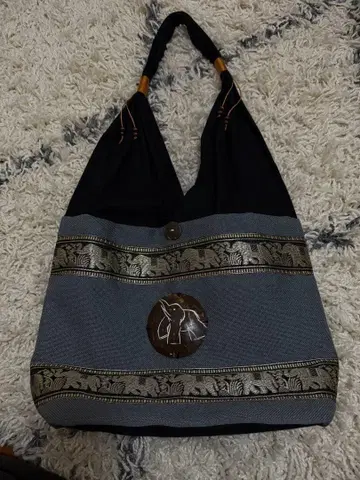 엘리펀트 모티브의 숄더백