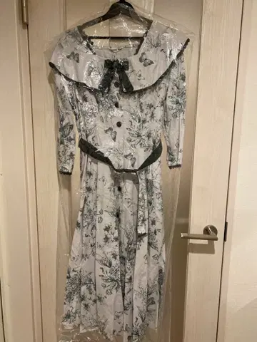 이노센트 월드 나무 사이로 비치는 햇살 속의 은방울꽃 원피스 새상품급