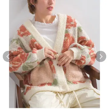 새상품 Lupilien 꽃무늬 플라워 부클 니트 가디건