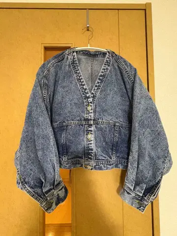 about her. 데님 자켓 라이트 블루 콜라보 크롭 기장