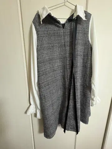 새상품급 리본 포함 체크 무늬 무릎 기장 원피스 (긴팔 프릴 포함)