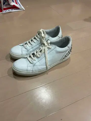 유니폼 익스페리먼트 스터드 스니커즈