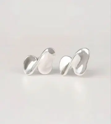 Nothing And Others 뉴앙스 리본 모티브 귀찌