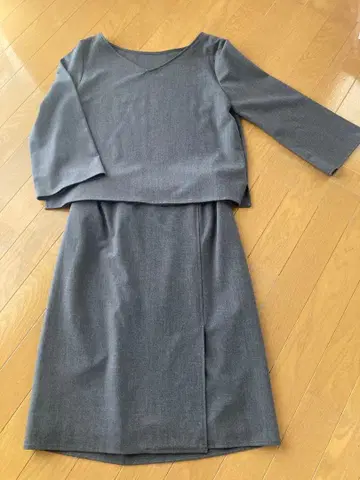 로페피크닉 사이즈 38 V넥 티셔츠 & 스커트 셋업 그레이