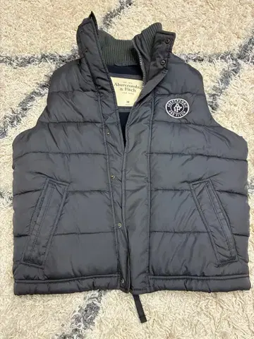 Abercrombie & Fitch 다크 그레이 다운 베스트 M