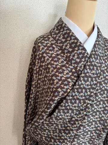 가을/겨울 느낌의 꽃무늬 원피스 같은 귀여운 브라운 계열 코몬 기모노